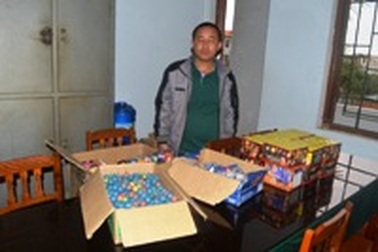 Bị bắt giữ khi mang gần nửa tạ pháo đi bán   