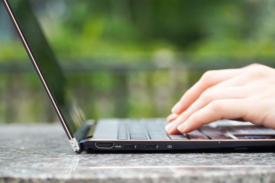 Cận cảnh Zenbook Flip S: màn hình cảm ứng, xoay gập 360 độ - 8 Cận cảnh Zenbook Flip S: màn hình cảm ứng, xoay gập 360 độ - 8