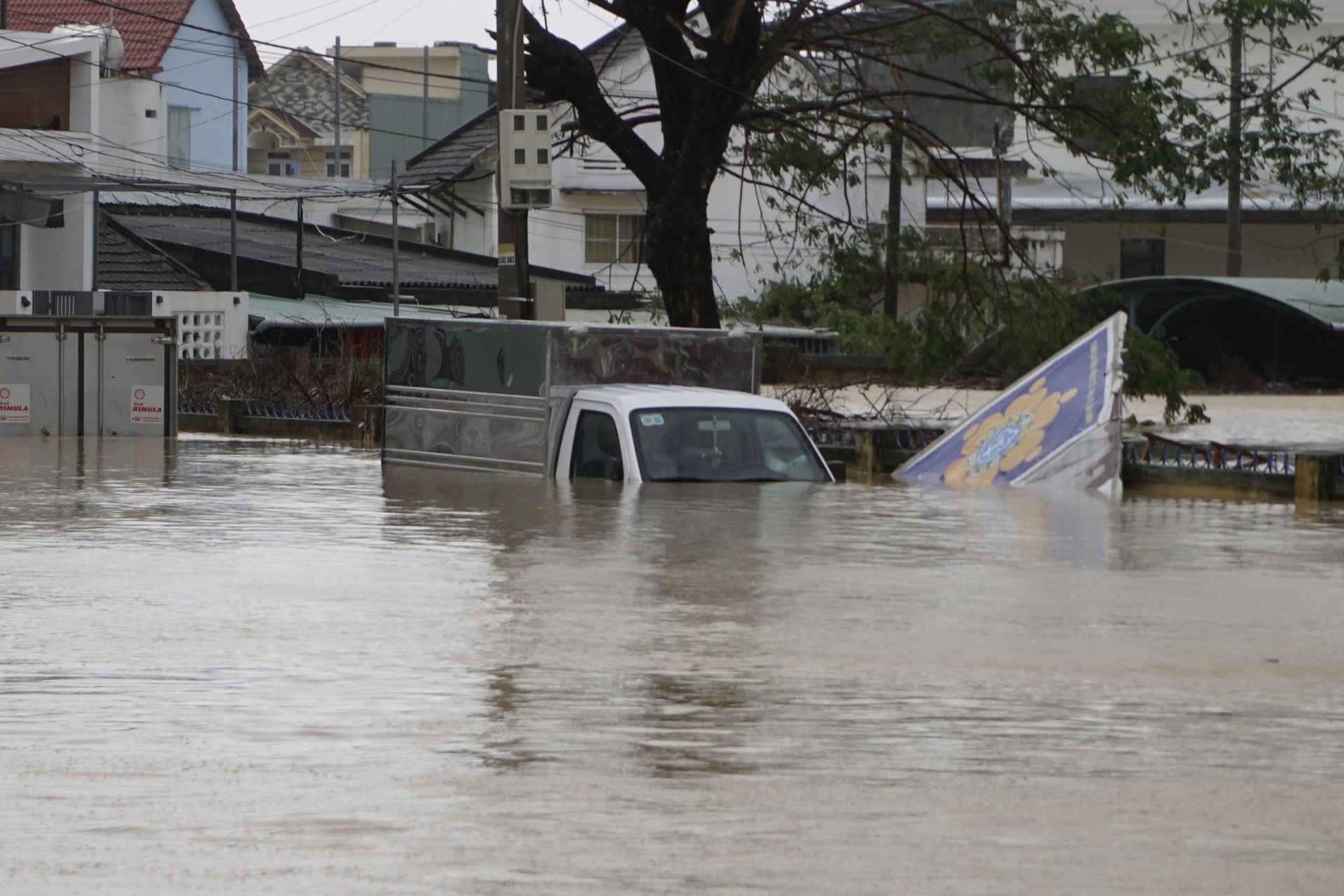 Hàng trăm ô tô ở Nha Trang, Quy Nhơn chìm nghỉm trong nước lụt - 8