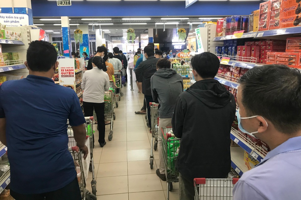 TPHCM: Sau lệnh giãn cách xã hội, siêu thị đông nghẹt, cạn hàng - 10 TPHCM: Sau lệnh giãn cách xã hội, siêu thị đông nghẹt, cạn hàng - 10