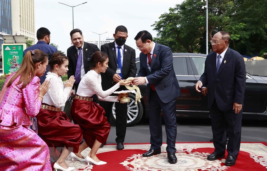 Lễ đón Chủ tịch Quốc hội Vương Đình Huệ thăm chính thức Campuchia - 1 Lễ đón Chủ tịch Quốc hội Vương Đình Huệ thăm chính thức Campuchia - 1