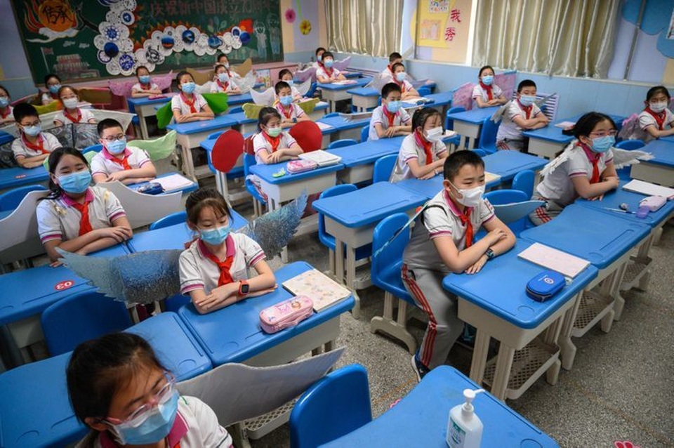 Học sinh Trung Quốc đeo đôi cánh để phòng ngừa Covid-19 - 3 Học sinh Trung Quốc đeo đôi cánh để phòng ngừa Covid-19 - 3