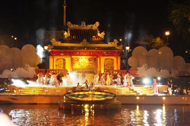 Xuôi thuyền khám phá “Huyền thoại sông Hương"