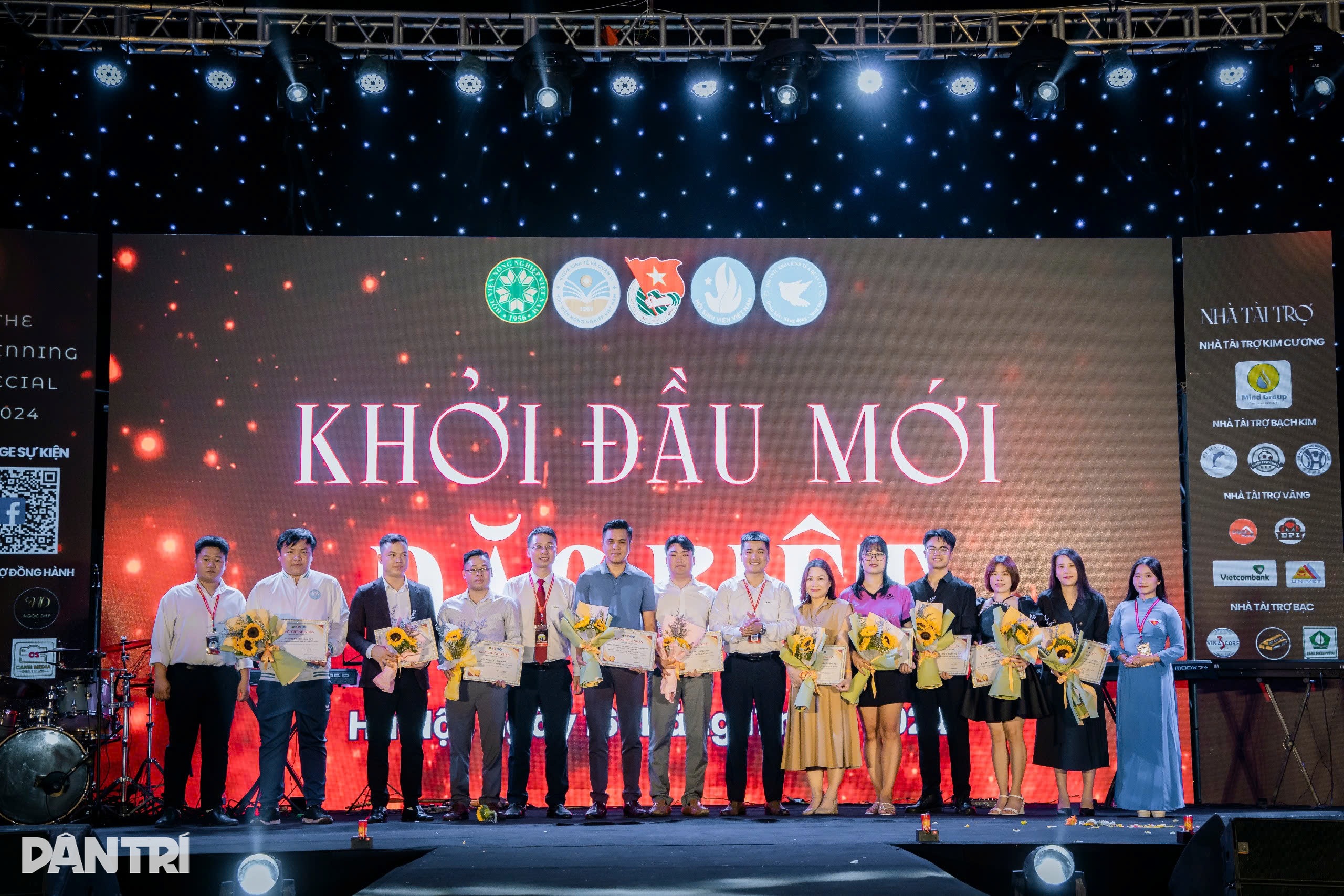 A Mezőgazdasági Akadémia hallgatói robbantak fel a különleges Új Kezdet zenei estén - 1 Sinh viên Học viện Nông nghiệp bùng nổ đêm nhạc hội Khởi đầu mới đặc biệt - 1