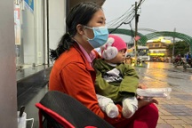 Người mẹ uất nghẹn khi bị mắng "cho con uống thuốc ngủ để bán vé số"