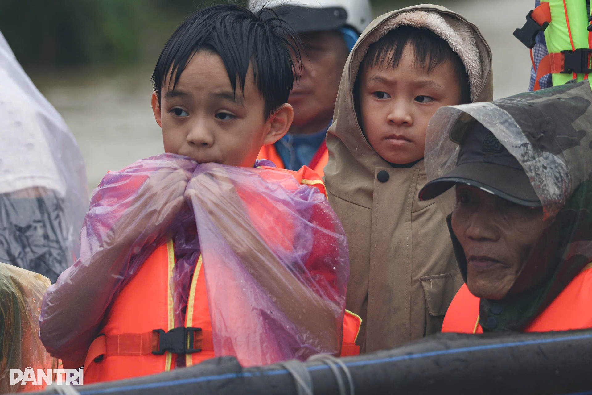 Những ánh mắt hoảng loạn trong dòng lũ vây vùng Phú Yên - 14