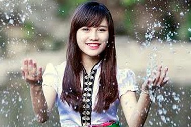 Nữ sinh 9X dân tộc Thái rạng rỡ bên dòng suối