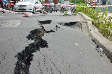 Sụt lún nghiêm trọng “ăn” hết nửa đường Trường Sa