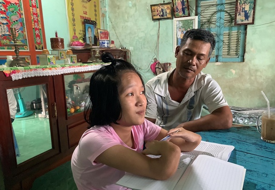 Bạn đọc Dân trí giúp đỡ cô sinh viên nghèo có bàn tay lạ thường - 2 Bạn đọc Dân trí giúp đỡ cô sinh viên nghèo có bàn tay lạ thường - 2
