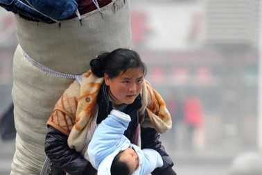 Bà mẹ "ôm con cõng cả thế giới" từng gây sốt mạng, giờ ra sao?