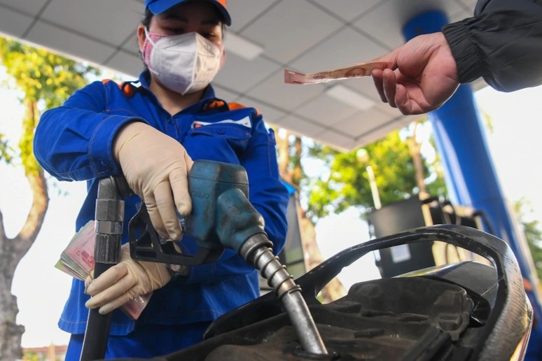 Giá xăng giảm tiếp, về 20.330 đồng/lít