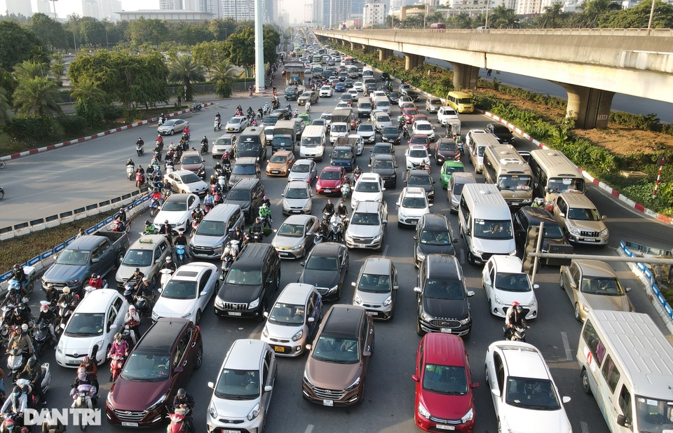 Đường Hà Nội ùn tắc kéo dài từ trên cao xuống dưới thấp chiều cuối năm - 6