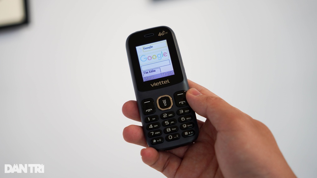 Trên tay mẫu điện thoại 4G thay thế cho điện thoại 2G cơ bản - 8 Trên tay mẫu điện thoại 4G thay thế cho điện thoại 2G cơ bản - 8