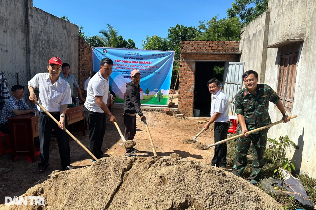 Gia đình người đàn ông khốn khổ sống trong căn chòi được xây nhà mới - 6 Gia đình người đàn ông khốn khổ sống trong căn chòi được xây nhà mới - 6