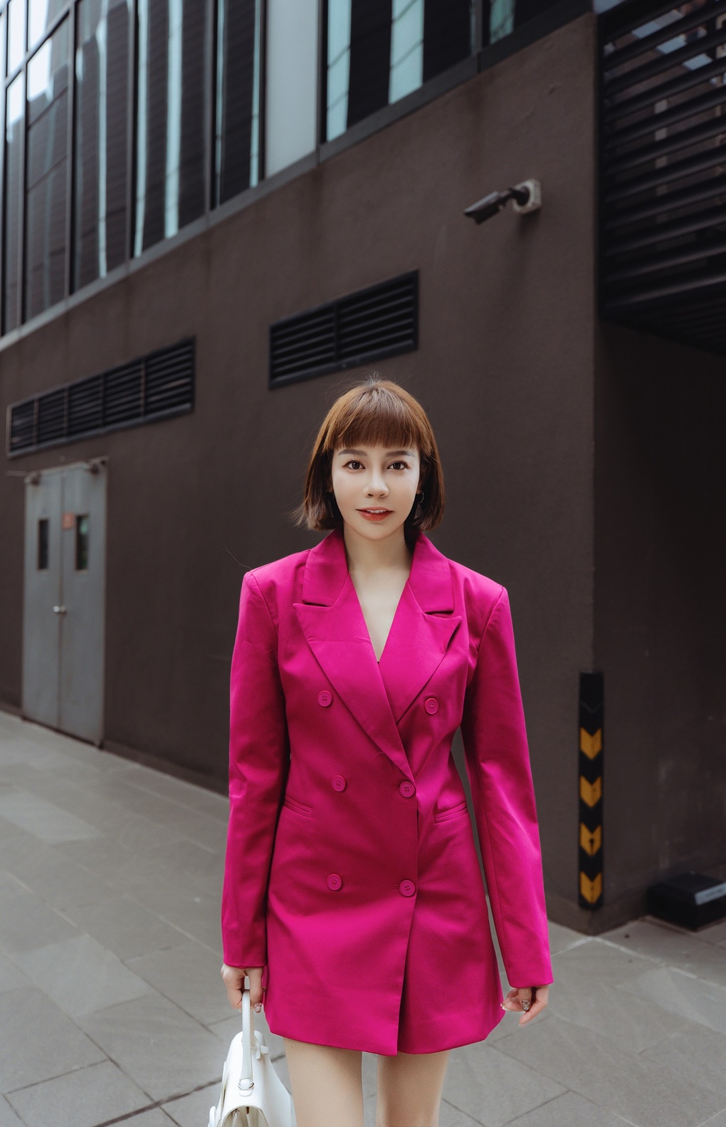 Hoa hậu Hải Dương phối trang phục trẻ trung xuống phố - 3