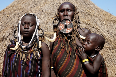 Khách Việt "đứng tim" xem lễ hội của bộ tộc làm đẹp kỳ quái ở Ethiopia