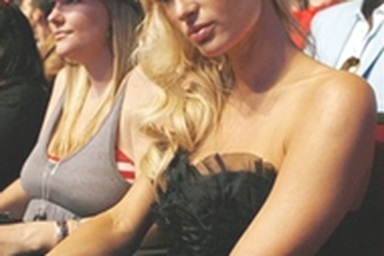 Các hãng tin tranh nhau phỏng vấn Paris Hilton