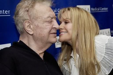 Lão tỷ phú được bạn gái tặng điệu flash mob mừng sinh nhật