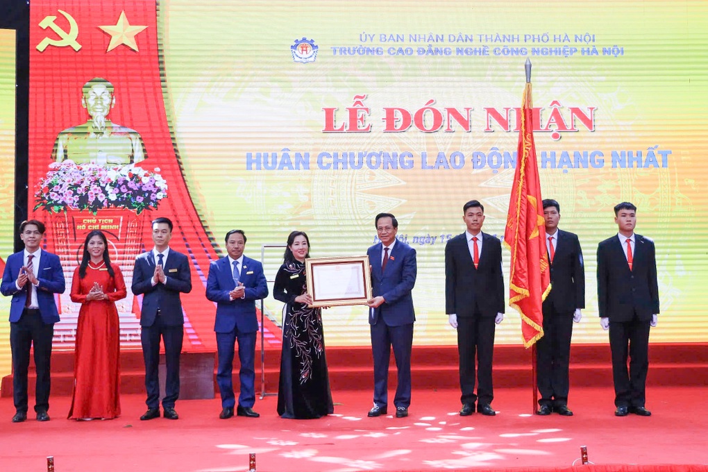Trường Cao đẳng nghề Công nghiệp Hà Nội nhận Huân chương Lao động hạng nhất - 1 Trường Cao đẳng nghề Công nghiệp Hà Nội nhận Huân chương Lao động hạng nhất - 1