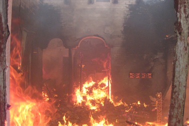 Lửa thiêu rụi ngôi nhà của người phụ nữ bệnh tim có con bị liệt