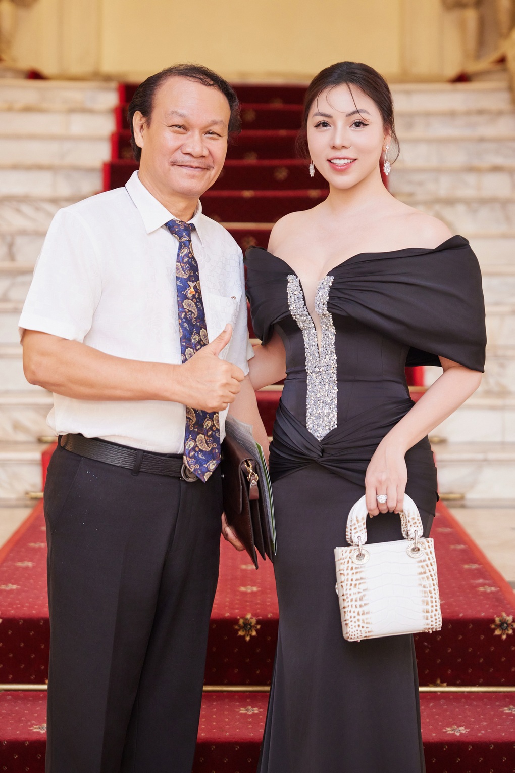 Á hậu Hương Kathy trẻ đẹp bên cạnh NSND Trần Nhượng, Nguyễn Hải - 2 Á hậu Hương Kathy trẻ đẹp bên cạnh NSND Trần Nhượng, Nguyễn Hải - 2