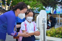 Ca mắc F0 tăng, TPHCM "xây rào" chắn Covid-19 vào trường học