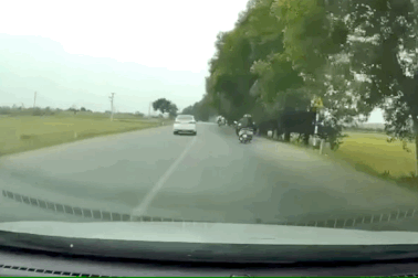Một tình huống "rớt tim" cho cả tài xế ô tô và người đi xe máy