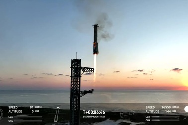 Toàn cảnh "bắt dính" tên lửa nặng 250 tấn bằng cánh tay robot