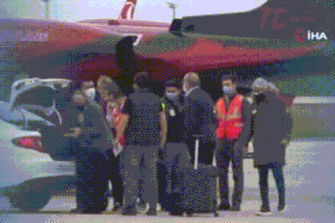 Cựu cầu thủ Tottenham tới đội bóng mới bằng xe cứu thương