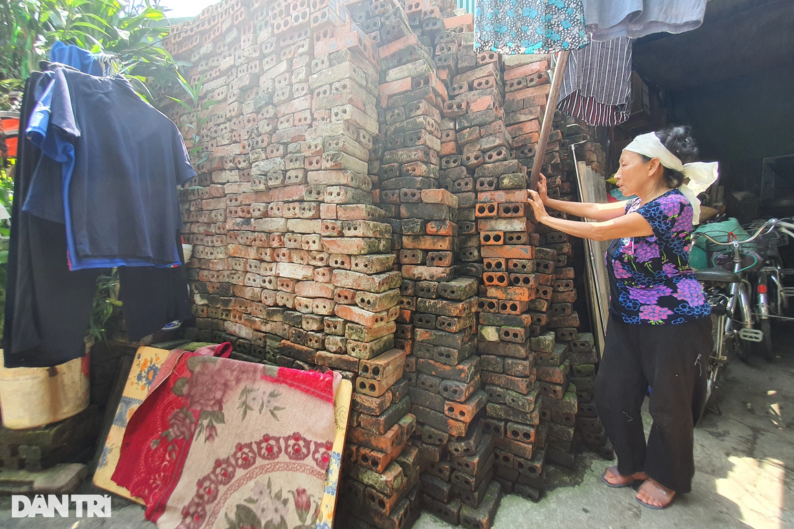 Ông qua đời, mẹ bỏ đi biệt tích, 2 đứa trẻ mồ côi bố chông chênh tới trường - 5 Ông qua đời, mẹ bỏ đi biệt tích, 2 đứa trẻ mồ côi bố chông chênh tới trường - 5
