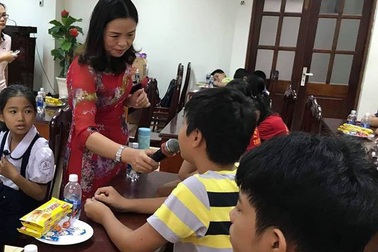 Giật mình nghe con trẻ xin ba mẹ thả điện thoại xuống