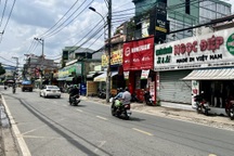 Hai người đàn ông cầm gậy đuổi đánh nhau trên đường ở TPHCM