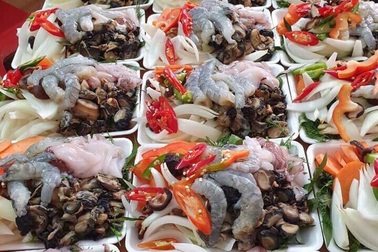 Giật mình set lẩu toàn hải sản tươi giá chỉ 50 ngàn đồng trên vỉa hè