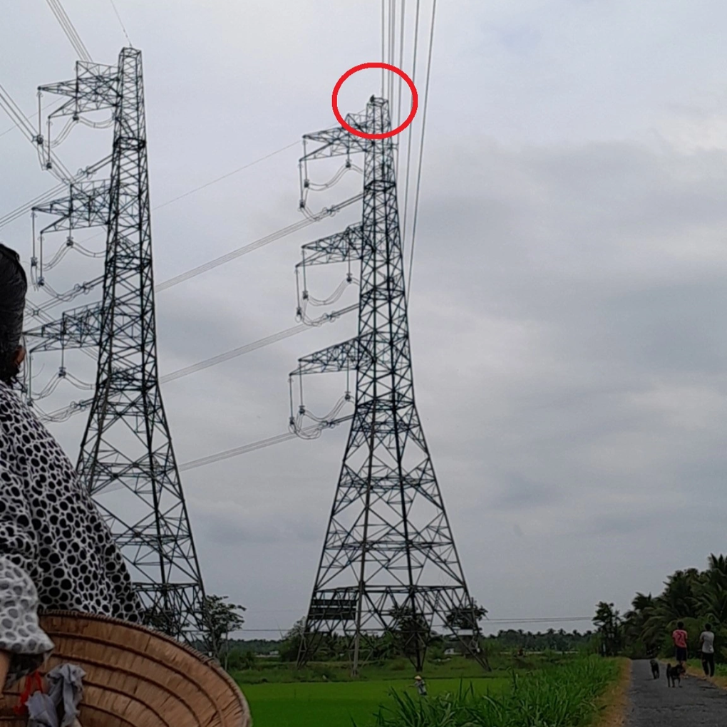 Người đàn ông miền Tây tay không leo đỉnh trụ điện cao thế 500kV - 1 Người đàn ông miền Tây tay không leo đỉnh trụ điện cao thế 500kV - 1