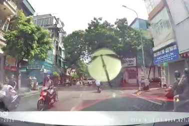 Thiếu niên đi xe đạp điện huých ngã một phụ nữ rồi bỏ đi luôn