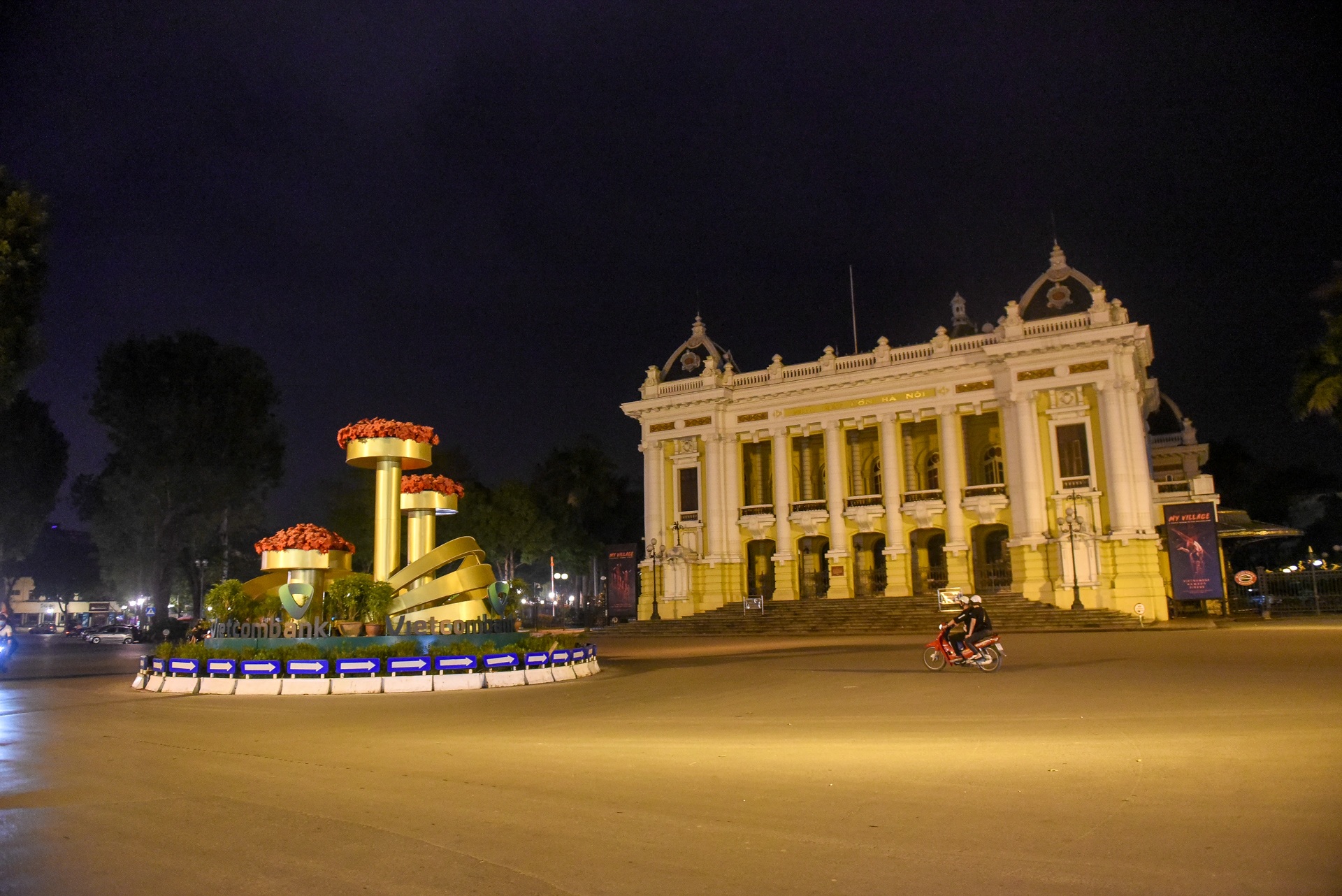 Phố cổ Hà Nội tĩnh mịch lạ thường trong những ngày chống dịch Covid-19 - 16