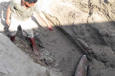 6 thuyền viên “nhấp nhổm” vì bom trên sà lan chở cát