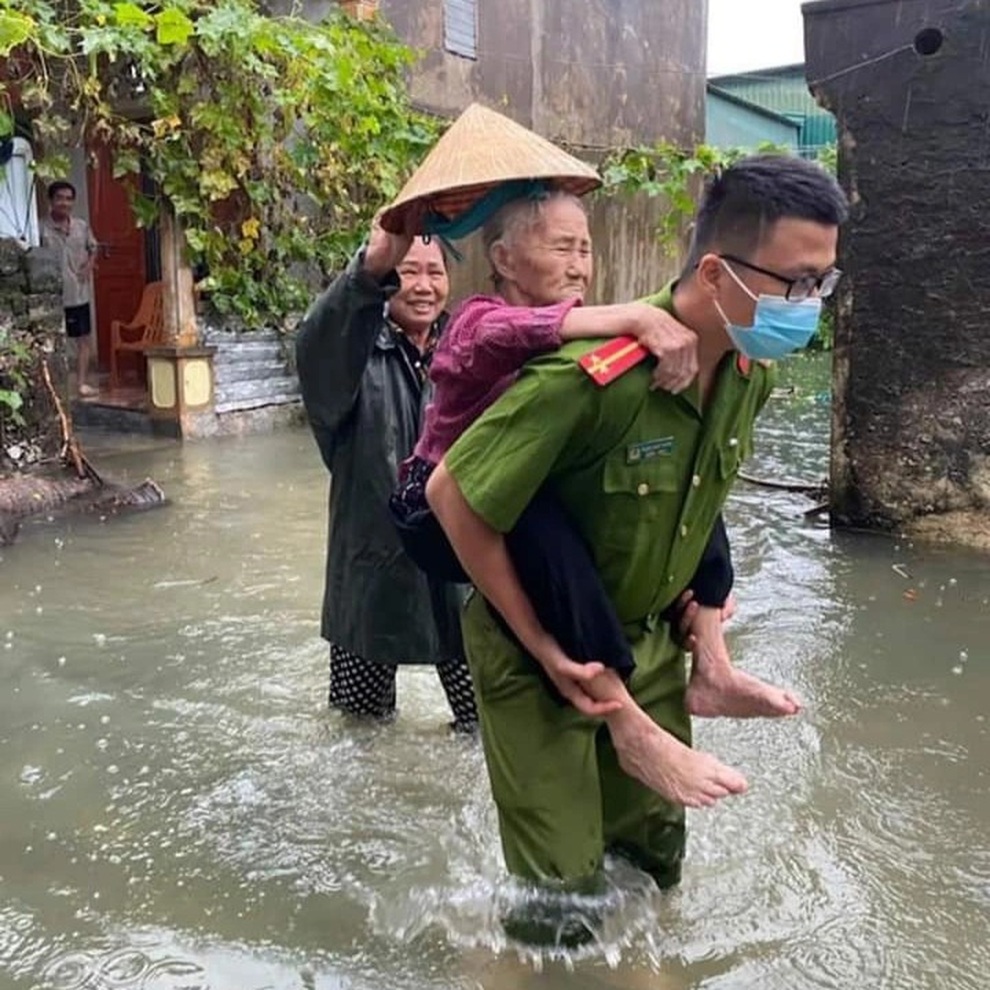 Hàng loạt thủy điện xả tràn, người dân vùng hạ du kéo nhau chạy lũ - 5 Hàng loạt thủy điện xả tràn, người dân vùng hạ du kéo nhau chạy lũ - 5
