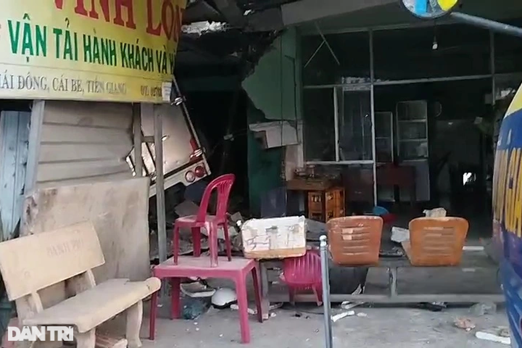 Xe tải lao thẳng vào nhà dân, 2 người nhập viện - 2 Xe tải lao thẳng vào nhà dân, 2 người nhập viện - 2