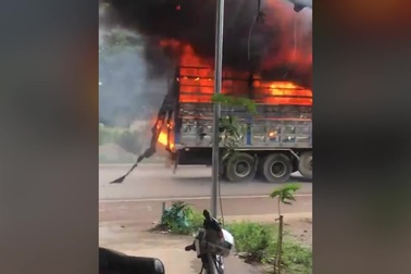 Tài xế dũng cảm lái xe tải đang cháy dữ dội ra khỏi khu vực nhà dân