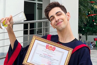 Tiktoker"Tây cột điện" tốt nghiệp thủ khoa Luật quốc tế Học viện Ngoại giao