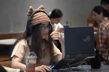 Nhiều sinh viên ở TPHCM tránh nóng tại quán cà phê điều hòa từ sáng tới tối