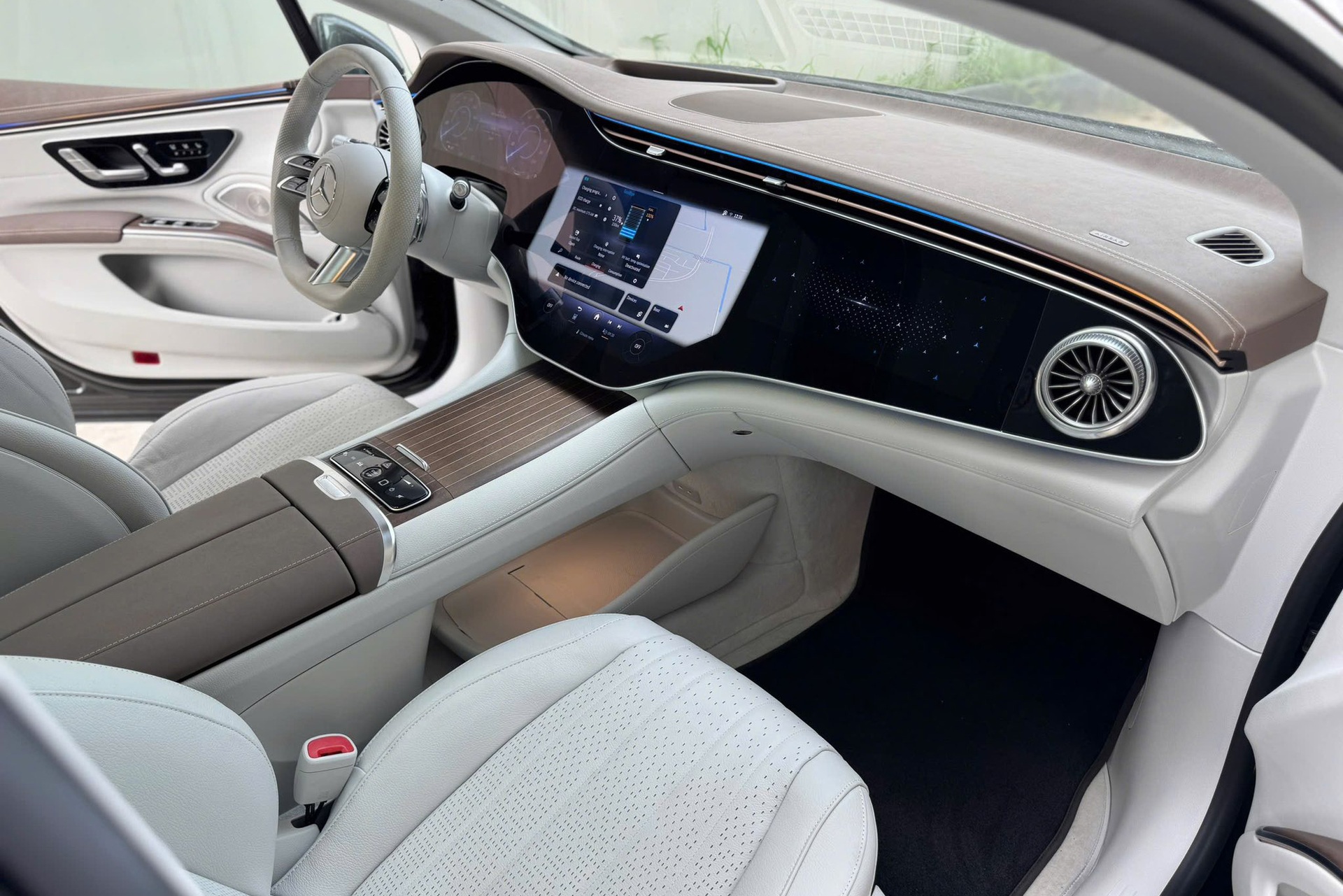 Xe sang chạy điện Mercedes-Benz EQS mất giá 2,4 tỷ sau chỉ 1.500km lăn bánh - 8 Xe sang chạy điện Mercedes-Benz EQS mất giá 2,4 tỷ sau chỉ 1.500km lăn bánh - 8