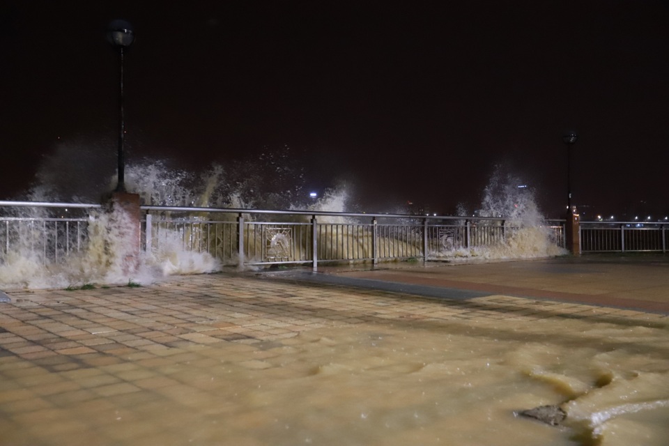 Đà Nẵng: Lần đầu có cảnh nước sông Hàn dâng cao, tràn lên đường - 8 Đà Nẵng: Lần đầu có cảnh nước sông Hàn dâng cao, tràn lên đường - 8