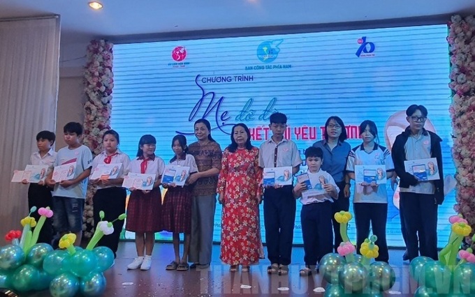 Ban tổ chức trao tặng sổ tiết kiệm cho các em học sinh. Ảnh hcmcpv.org.vn