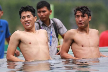 Cầu thủ Olympic Việt Nam vui đùa ở bể bơi, đi câu cá chờ trận tranh HCĐ