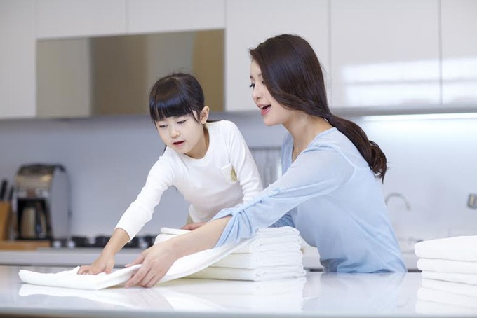 Để trẻ chủ động làm việc nhà mang lại nhiều lợi ích cho trẻ. Ảnh minh họa