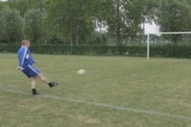 Cụ ông 75 tuổi thể hiện khả năng sút bóng tài tình