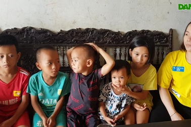 Báo Dân trí trao gần 110 triệu đồng cho gia đình chị Tuấn.