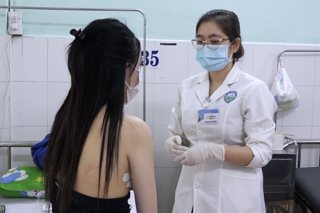 TPHCM: Cô gái 26 tuổi vỡ ngực sau khi tiêm filler tăng size ở khách sạn - 1 TPHCM: Cô gái 26 tuổi vỡ ngực sau khi tiêm filler tăng size ở khách sạn - 1
